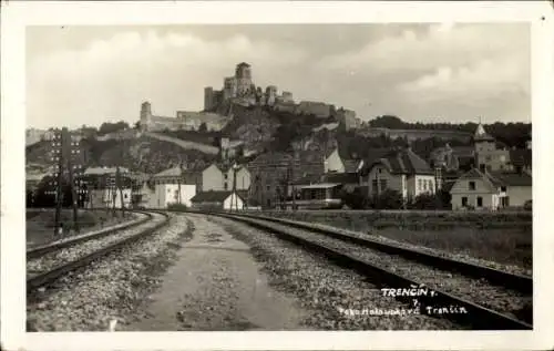 Ak Trenčín Trencsén Trentschin Slowakei, Schloss  Stadtansicht, Bahngleise, Schwarz-Weiß-Postk...