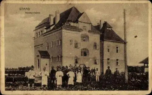 Ak Stod Staab Region Pilsen, Siechenhaus, Personen in historischen Kleidungen, ländliche Umgebung