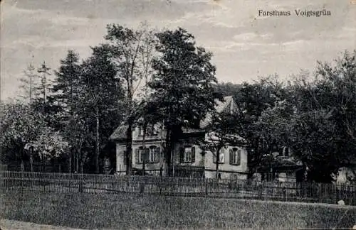 Ak Voigtsgrün Hirschfeld in Sachsen, Forsthaus  umgeben von Bäumen, historische Architektur