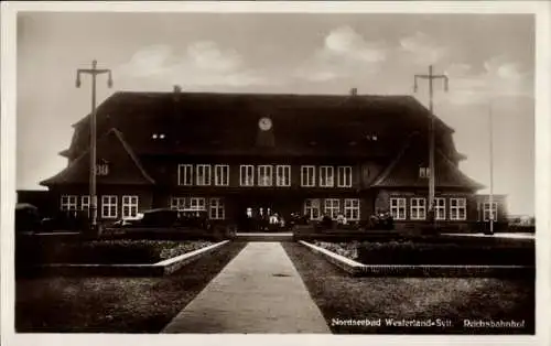 Ak Westerland auf Sylt, Reichsbahnhof, Nordseebad Westerland-Sylt, beeindruckende Architektur