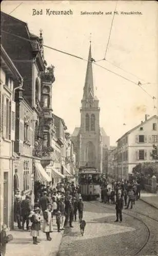 Ak Bad Kreuznach an der Nahe, Straße mit Menschen, Straßenbahn, Hl. Kreuzkirche, alte Architektur