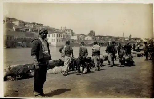 Ak Veles Mazedonien, Männer am Fluss, Schafe, Markt-Szene, historische Aufnahme, 1916