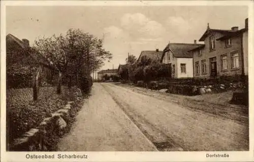 Ak Ostseebad Scharbeutz in Holstein, Ostseebad  Dorfstraße, Häuser, Bäume, ländliche Landschaft
