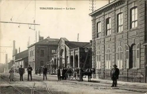 Ak Tergnier Aisne, Bahnhof, Menschen mit Pferd, historische Gebäude, Eisenbahn