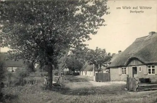 Ak Wiek auf Rügen, Dorfpartie, Häuser mit Reetdächern, Bäume