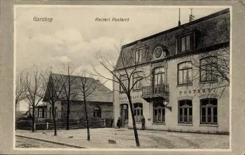 Ak Garding in Nordfriesland, Postamt, elegante Architektur, Bäume, Wolkenhimmel