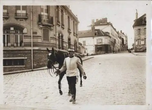 Foto Paris, Soldat mit Pferd zu Fuß
