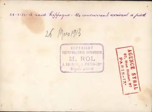 Foto Paris, Soldat mit Pferd zu Fuß