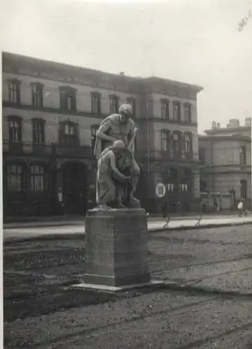 Original Foto Berlin Kreuzberg, Am Urban, Denkmal am Urbankrankenhaus, um 1947