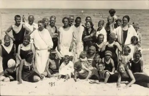 Foto Ak Frauen und Männer am Strand, Gruppenfoto