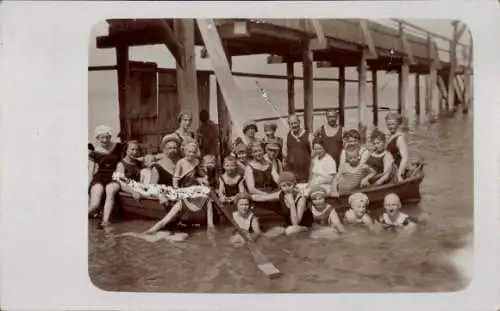 Foto Ak Frauen und Männer im Wasser, Gruppenfoto, Ruderboot