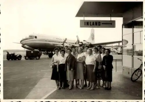 Foto Flughafen, Passagierflugzeug, Frauen, Gruppenfoto