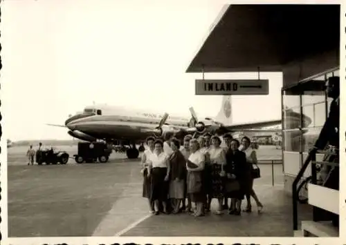 Foto Flughafen, Passagierflugzeug, Frauen, Gruppenfoto