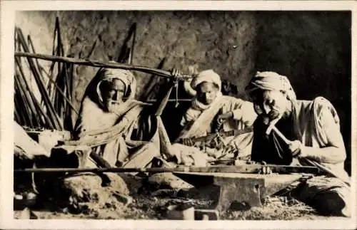 CPA Scenes at Types d'Afrique du Nord, Artisans arabes