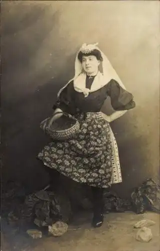 Ak Französische Tracht, Frau mit Schleier und Korb, Porträt