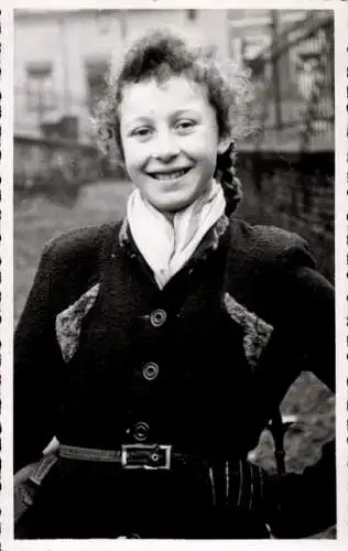 Foto Ak Mädchen mit lockigen Haaren, Porträt