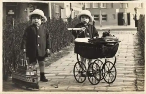 Foto Ak Kinder mit Puppenwagen, Modellschiff