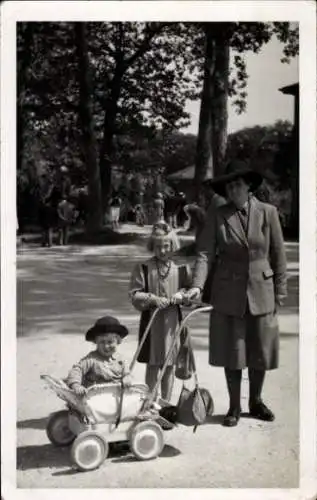 Ak Frau mit Kindern, Kinderwagen