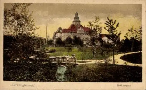 Ak Recklinghausen im Ruhrgebiet, Rathauspark, kleiner Fluss, Brücke, viele Bäume, Gebäude im H...