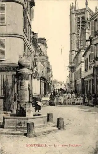 Ak Montereau Seine et Marne, Straßenansicht mit Brunnen und vielen Menschen in der Innenstadt ...