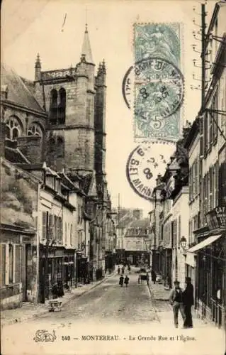 Ak Montereau Seine et Marne, Straßenszene mit Kirchturm im Hintergrund