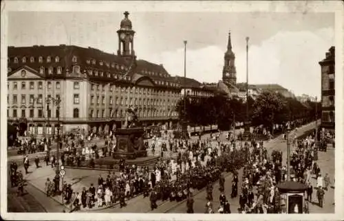 Ak Dresden Neustadt, Neustädter Markt mit Hauptstraße, Denkmal, Umzug mit Kapelle