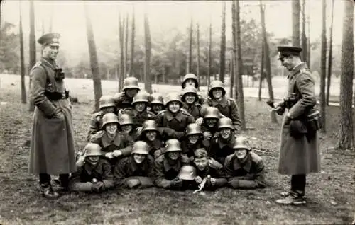 Foto Ak Wehrmachtsoldaten in Uniformen, Gruppenfoto