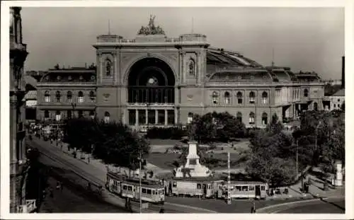 Ak Budapest Ungarn, Ostbahnhof mit Straßenbahn