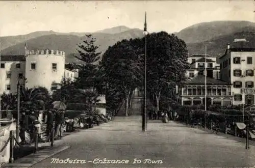 Ak Insel Madeira Portugal, Entrance to the town, Straßenpartie, Häuser