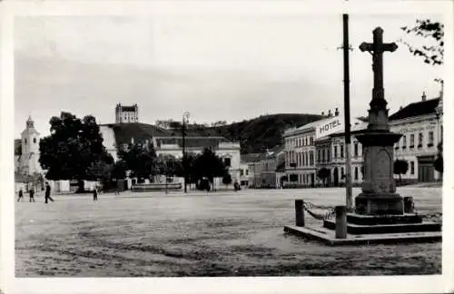 Ak Moravský Krumlov Mährisch Kromau Südmähren, Stadtplatz mit Hotel, Kreuz, Bäume, historische...