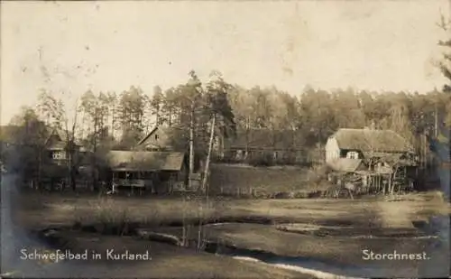 Ak Schwefelbad Kurland Lettland, Schwefelbad in  Storchnest, ländliche Landschaft, Häuser