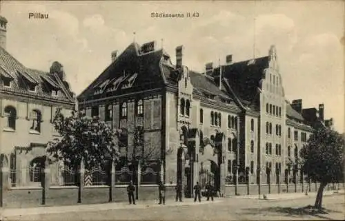 Ak Baltijsk Pillau Ostpreußen, Südkaserne, historische Gebäude, Personen, Bäume