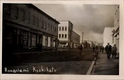 Ak Rovaniemi Lappland Finnland, Strasse Koskikatu, Gebäude, Menschen, Wolken, historisches Flair