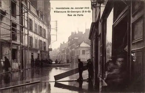 Ak Villeneuve Saint Georges Val de Marne, Überflutungen von Januar 1910, Rue de Paris, Mensche...