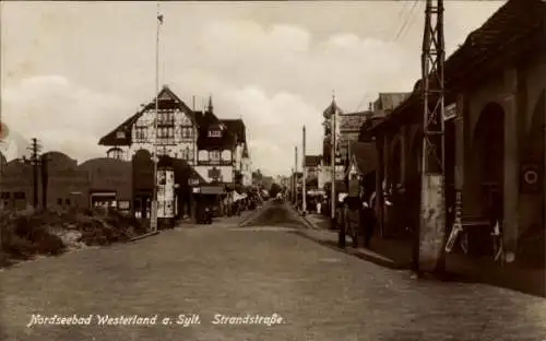 Ak Westerland auf Sylt, Nordseebad Westerland, Strandstraße, alte Gebäude, Menschen, Schilder