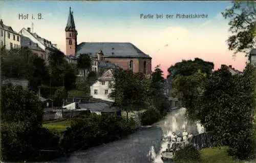 Ak Hof an der Saale Oberfranken Bayern, Michaelskirche, Fluss, Bäume, Häuser, sanfte Farben, F...