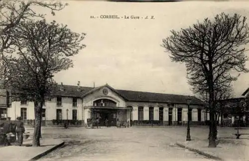 Ak Corbeil Essonne, Bahnhofgebäude, Straßenansicht, Bäume