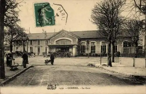 Ak Corbeil Essonne, Bahnhof  historische Architektur, Bäume, Menschen, Poststempel vorhanden