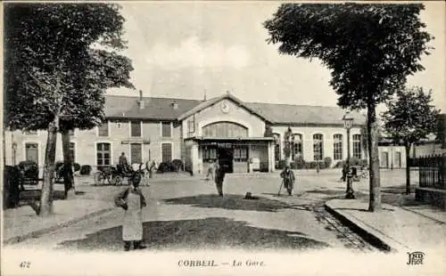 Ak Corbeil Essonne, Bahnhof, Gebäude mit geschwungenem Dach, Pferdekutschen, Passanten