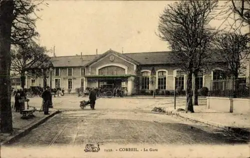 Ak Corbeil Essonne, Bahnhof  historische Schwarz-Weiß-Aufnahme, Personen und Kutsche sichtbar