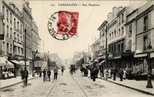 Ak Versailles Yvelines, Strasse mit Straßenbahn, Geschäfte, Passanten, Radfahrer, historische ...