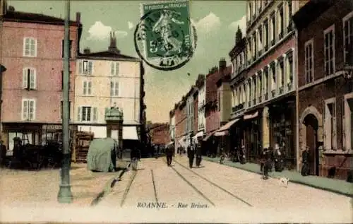 Ak Roanne Loire, Farbige Postkarte von  Rue Brison, Straßenansicht, Gebäude, Menschen, Pferdew...