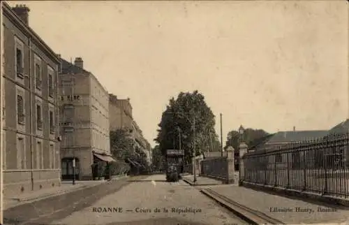 Ak Roanne Loire, Cours de la République, Librairie Henry, Straße, Bäume, Gebäude