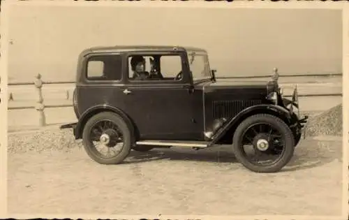 Foto Ak Automobil an der Küste, Frau mit Hund