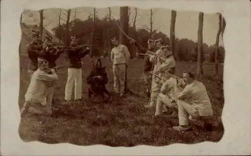 Foto Ak Niederländische Soldaten in Uniform, Gewehre