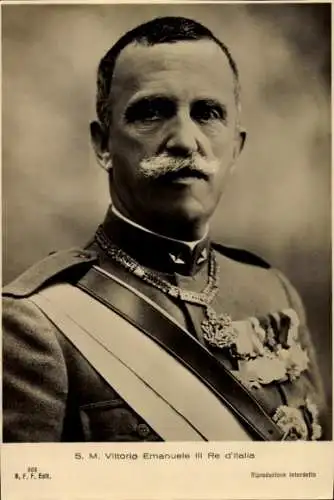 Ak Vittorio Emanuele III., König Viktor Emanuel III. von Italien, Portrait, Uniform, Orden