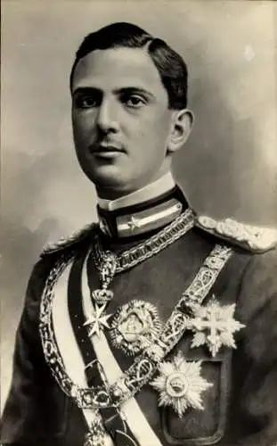 Ak Kronprinz Umberto II. von Italien, Porträt in Uniform, Orden