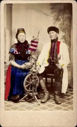 CdV Bückeburger Paar in Tracht, Spinnrad, coloriert