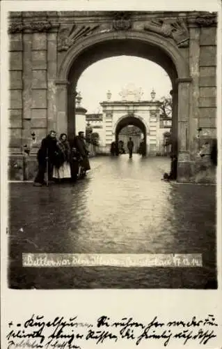 Foto Ak Częstochowa Tschenstochau Schlesien, Jasna Góra, Wallfahrtsort, Bettler vor dem Kloster