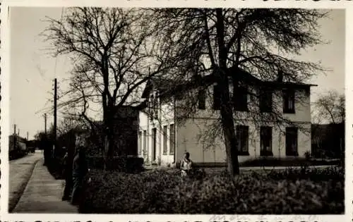 Foto Ak Haffkrug Scharbeutz Ostholstein, Straßenpartie, Wohnhaus, Anwohner